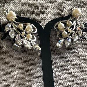 Silver and White Jewelry Set